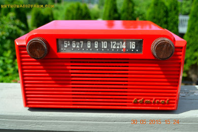 売れました！ - 2015 年 6 月 8 日 - ブライトレッド ミッドセンチュリー ヴィンテージ レトロ Jetsons 1952 Admiral 5G35N AM 真空管ラジオが完全に復元されました。