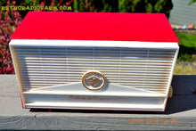 Charger l&#39;image dans la galerie, SOLD! - Dec 8, 2016 - BLUETOOTH MP3 READY - Red and White Mid Century Retro Jetsons 1957 Truetone Model DC2854 Tube AM Radio Works! - [product_type} - Truetone - Retro Radio Farm