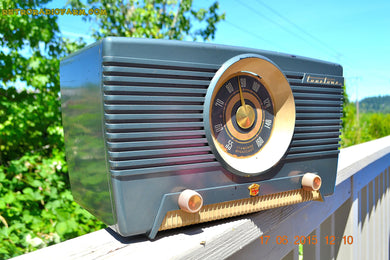 売れました！ - 2015 年 8 月 4 日 - ガンメタル グリーン ミッドセンチュリー レトロ Jetsons 1954 Truetone モデル D2637 真空管 AM ラジオが動作します。