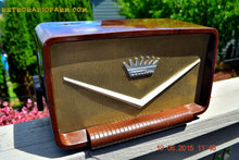 画像をギャラリービューアに読み込む, SOLD! - Aug 9, 2015 - ROCKABILLY Looking Retro Vintage Cadillac Brown Marbled Gold 1950&#39;s Truetone Western Auto D2586 AM Tube Radio WORKS! - [product_type} - Truetone - Retro Radio Farm