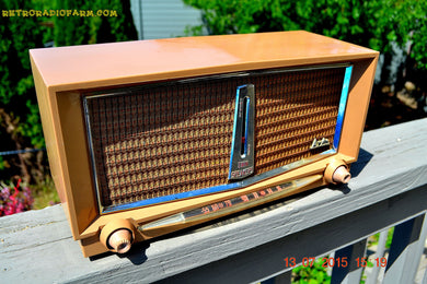 売れました！ - 2016 年 6 月 16 日 - サンドルウッド ミッドセンチュリー レトロ Jetsons 1959 アービン モデル 956T 真空管 AM ラジオが動作します。