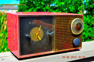 売れました！ - 2016 年 2 月 21 日 - ルビー レッド グレープフルーツ ピンク レトロ Jetsons 1956 Philco E742-124 真空管 AM クロック ラジオが動作します。
