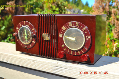 売れました！ - 2015 年 9 月 17 日 - スタジオルック 茶色の渦巻き模様のミッドセンチュリー レトロ 1950 モトローラ モデル 5C6 真空管 AM クロック ラジオは素晴らしい動作します。