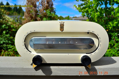 売れました！ - 2015 年 8 月 24 日 - CASA BLANCO ホワイト レトロ Jetsons ヴィンテージ 1950 ゼニス コンソールトーン レーストラック モデル H511W AM 真空管ラジオが動作します。