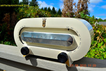 Charger l&#39;image dans la galerie, SOLD! - Aug 24, 2015 - CASA BLANCO White Retro Jetsons Vintage 1950 Zenith Consol-Tone Racetrack Model H511W AM Tube Radio WORKS! - [product_type} - Zenith - Retro Radio Farm