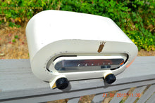 画像をギャラリービューアに読み込む, SOLD! - Aug 24, 2015 - CASA BLANCO White Retro Jetsons Vintage 1950 Zenith Consol-Tone Racetrack Model H511W AM Tube Radio WORKS! - [product_type} - Zenith - Retro Radio Farm