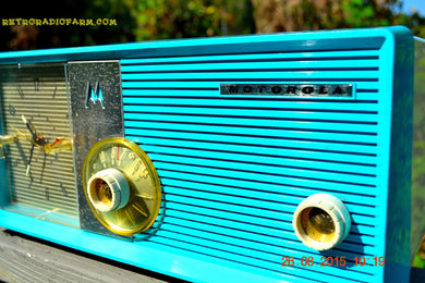 売れました！ - 2015 年 7 月 10 日 - Bluetooth MP3 対応 - エレクトリック ブルー レトロ Jetsons 1957 Motorola 5C24CW 真空管 AM クロック ラジオが動作します。