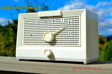 画像をギャラリービューアに読み込む, SOLD! - Dec 5, 2016 - BRITE WHITE Mid Century Retro Jetsons Vintage 1956 Packard Bell 5R1 AM Tube Radio Works! - [product_type} - Packard-Bell - Retro Radio Farm