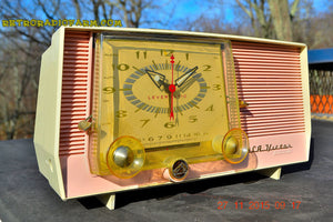 売れました！ - 2015 年 12 月 14 日 - Bluetooth MP3 対応 - ピンクと白のレトロ Jetsons ヴィンテージ 1957 RCA C-4FE AM 真空管クロック ラジオが完全に復元されました。