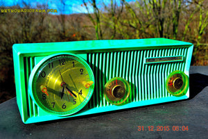 売れました！ - 2016 年 1 月 15 日 - SEA GREEN BEAUTY レトロ Jetsons 1957 Motorola 57CS 真空管 AM クロック ラジオが動作します。静かな時計！