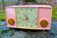 画像をギャラリービューアに読み込む, SOLD! - Mar 5, 2016 - PINK MARTINI Vintage Mid Century Retro Jetsons 1959 Bulova Model 170 Tube AM Clock Radio WORKS! - [product_type} - Bulova - Retro Radio Farm