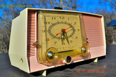 売れました！ - 2016 年 2 月 20 日 - ピンクと白のレトロ Jetsons ヴィンテージ 1957 RCA C-4FE AM 真空管クロック ラジオが完全に復元されました。
