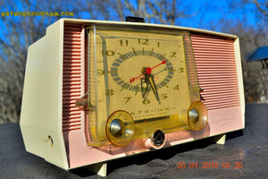 売れました！ - 2016 年 2 月 20 日 - ピンクと白のレトロ Jetsons ヴィンテージ 1957 RCA C-4FE AM 真空管クロック ラジオが完全に復元されました。