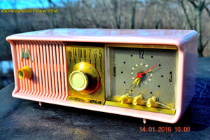 売れました！ - 2016 年 3 月 3 日 - マリリン ピンク レトロ ジェットソンズ 1957 モトローラ 57CC 真空管 AM クロック ラジオ 完全に復元されました。