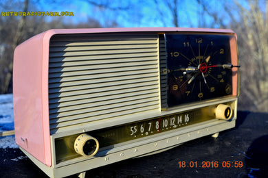 売れました！ - 2016 年 5 月 3 日 - 美しいパウダー ピンクとホワイトのレトロな Jetsons 1958 RCA Victor 9-C-71 真空管 AM クロック ラジオは素晴らしい動作をします。