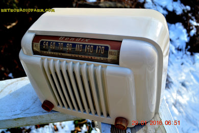 売れました！ - 2016 年 1 月 29 日 - Bluetooth MP3 対応 - スマートな外観の 1947 年製アイボリー ベンディックス航空モデル 526A ベークライト AM 管 AM ラジオが完全に復元されました。