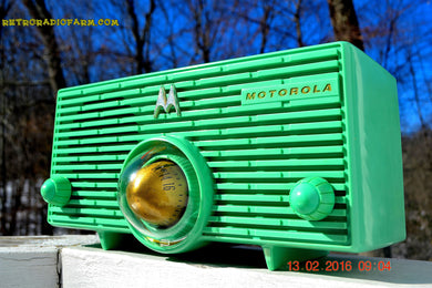 売れました！ - 2016 年 8 月 7 日 - シーグリーンの聖杯タービン ミッドセンチュリー レトロ Jetsons 1957 Motorola 56H 真空管 AM ラジオは素晴らしい動作をします。