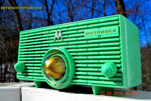 売れました！ - 2016 年 8 月 7 日 - シーグリーンの聖杯タービン ミッドセンチュリー レトロ Jetsons 1957 Motorola 56H 真空管 AM ラジオは素晴らしい動作をします。