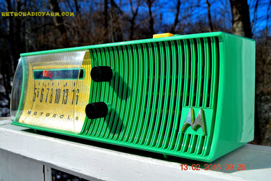 売れました！ - 2018 年 6 月 20 日 - SEA GREEN ミッドセンチュリー レトロ Jetsons 1957 Motorola 56H 真空管 AM ラジオが動作します。