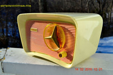 Charger l&#39;image dans la galerie, SOLD! - Mar 11, 2016 - SO JETSONS LOOKING Retro Vintage Pink and Black 1959 Travler T-204 AM Tube Radio So Cute! - [product_type} - Travler - Retro Radio Farm