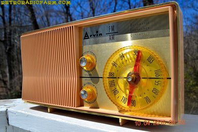 売れました！ - 2019 年 12 月 2 日 - モーヴ ピンク レトロ ミッドセンチュリー Jetsons ヴィンテージ 1962 アービン モデル 2585 AM FM チューブ ラジオ 素晴らしい!