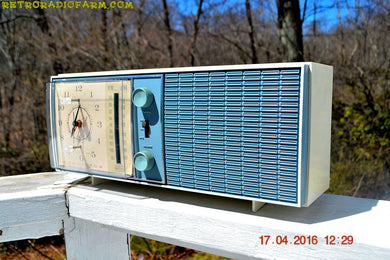 売れました！ - 2016/05/04 - スレートブルー ミッドセンチュリー アンティーク レトロ ヴィンテージ 1963 RCA Victor Model RGS19A AM/FM 真空管時計ラジオは素晴らしい動作をします。
