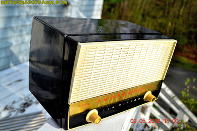 売れました！ - 2016 年 9 月 28 日 - Bluetooth MP3 対応 - 黒と白のレトロ Jetsons ヴィンテージ 1954 RCA Victor モデル X212 AM 真空管ラジオは素晴らしい動作をします。