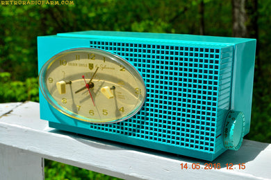 売れました！ - 2016 年 5 月 24 日 - Bluetooth MP3 対応 - ターコイズ ミッドセンチュリー レトロ Jetsons 1956 シルバニア モデル 6006 真空管 AM クロック ラジオ 完全に復元されました。