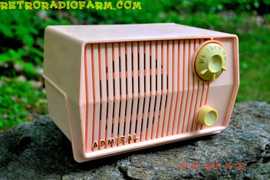 売れました！ - 2016 年 8 月 1 日 - Bluetooth MP3 対応 - ピンク マシュマロ レトロ ミッドセンチュリー ヴィンテージ 1959 アドミラル モデル 4L2A AM 真空管ラジオ 完全に復元されました。