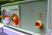 画像をギャラリービューアに読み込む, SOLD! - Dec 18, 2016 - PASTEL GREEN Retro Jetsons 1958 Motorola 5C23GW Tube AM Clock Radio Beautiful! - [product_type} - Motorola - Retro Radio Farm