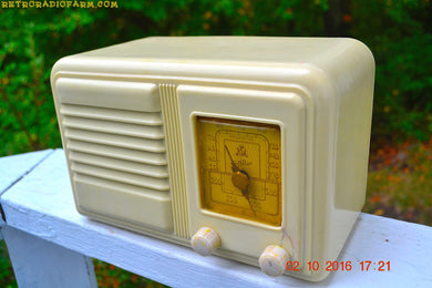 売れました！ - 2016 年 10 月 3 日 - 美しいアールデコ様式のプラスコン 1939 ～ 1941 年ギルフィラン 5B8 AM 真空管ラジオが完全に復元されました。
