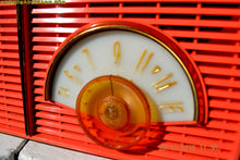 Charger l&#39;image dans la galerie, SOLD! - Oct 28, 2016 - WACKY LOOKING Coral Mid Century Retro Jetsons Vintage 1957 Philco H826-124 AM Tube Radio Works Great! - [product_type} - Philco - Retro Radio Farm