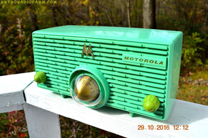 売れました！ - 2017 年 12 月 9 日 - SEA GREEN ミッドセンチュリー レトロ Jetsons 1957 Motorola 56H タービン管 AM ラジオは素晴らしい動作をします。