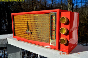 売れました！ - 2017 年 7 月 13 日 - UGLORGEOUS™ ホット ピンク ミッドセンチュリー レトロ ヴィンテージ 1957 シルバートーン 7012 AM 真空管ラジオが完全に復元されました。