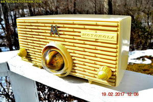 売れました！ - 2017 年 12 月 18 日 - アイボリー ミッドセンチュリー レトロ Jetsons 1957 Motorola 56H タービン管 AM ラジオは素晴らしい動作をします。