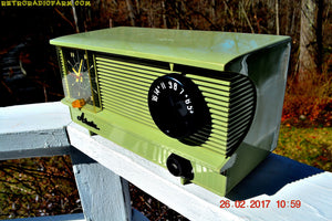 売れました！ - 2017/09/15 - オリーブグリーン ヴィンテージ アンティーク ミッドセンチュリー 1955 アーヴィン モデル 5571 真空管 AM クロック ラジオ 素晴らしい状態です。