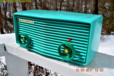 売れました！ - 2019 年 6 月 17 日 - 美しいターコイズ 1957 モトローラ 57R チューブ AM アンティーク ラジオ 新旧在庫キャビネット!