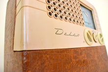 画像をギャラリービューアに読み込む, タン リザード スキン ウッド 1946 デルコ モデル R-1409 ポータブル真空管 AM ラジオのサウンドは素晴らしく、素晴らしいプラスの状態です。