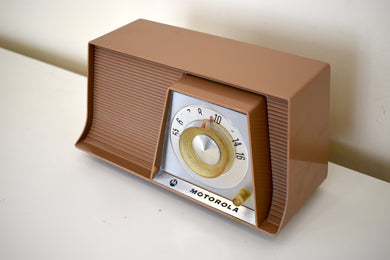 Caramel Tan Mid Century 1962 Motorola Model A17G3 Vacuum Tube AM Radio Excellent Condition Sounds Great!