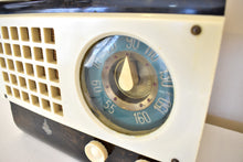 Charger l&#39;image dans la galerie, Onyx Green and Gold Catalin 1946 Emerson Model 520 Vacuum Tube AM Radio Sounds Great! Excellent Condition!