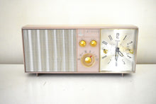 Charger l&#39;image dans la galerie, Beige Pink 1962 Emerson Lifetimer II Model 31L04 Vacuum Tube AM Clock Radio Excellent Condition! Sounds Great!
