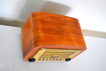 Load image into Gallery viewer, Curved Wood 1946 Emerson Model 578A AM Vacuum Tube Radio Beautiful Little Woody!
