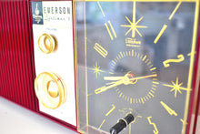 Charger l&#39;image dans la galerie, Burgundy Beauty 1962 Emerson Lifetimer I Model G-1704B AM Vacuum Tube Alarm Clock Radio Sounds Great! Nice Color!