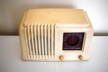 画像をギャラリービューアに読み込む, アラバスター アイボリー ベークライト 戦後 1940 年 ファイアストン航空主任「ディプロマット」モデル S-7403-2 AM 真空管ラジオは素晴らしい作品です。非常に良い状態！