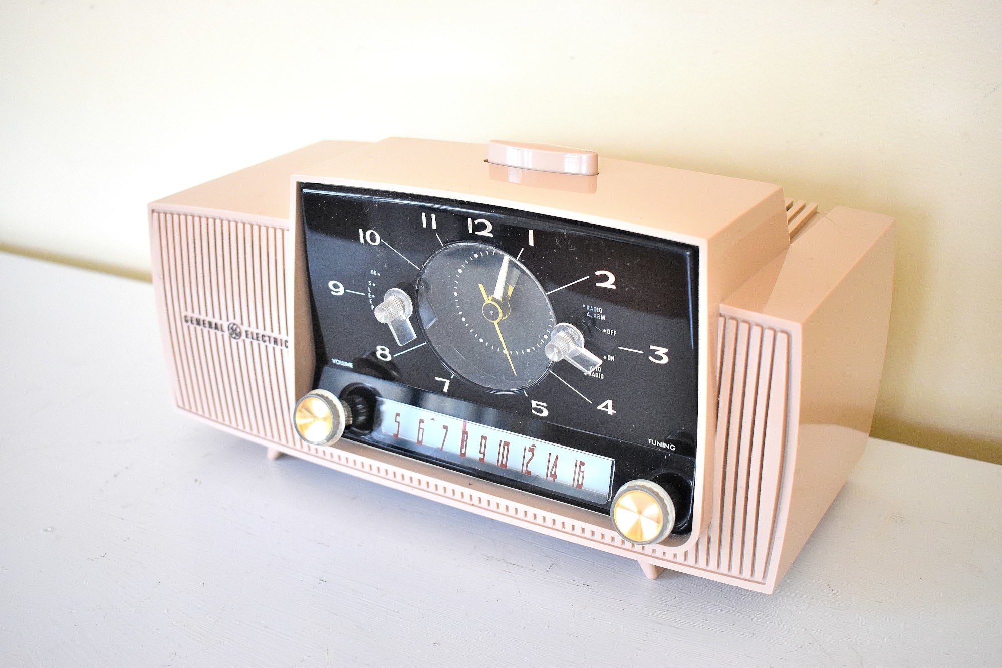 Beige Pink Mid Century 1956 General Electric Model C-434B Vacuum Tube AM Clock Radio Popular Model Sounds Terrific! Excellent Plus Condition!