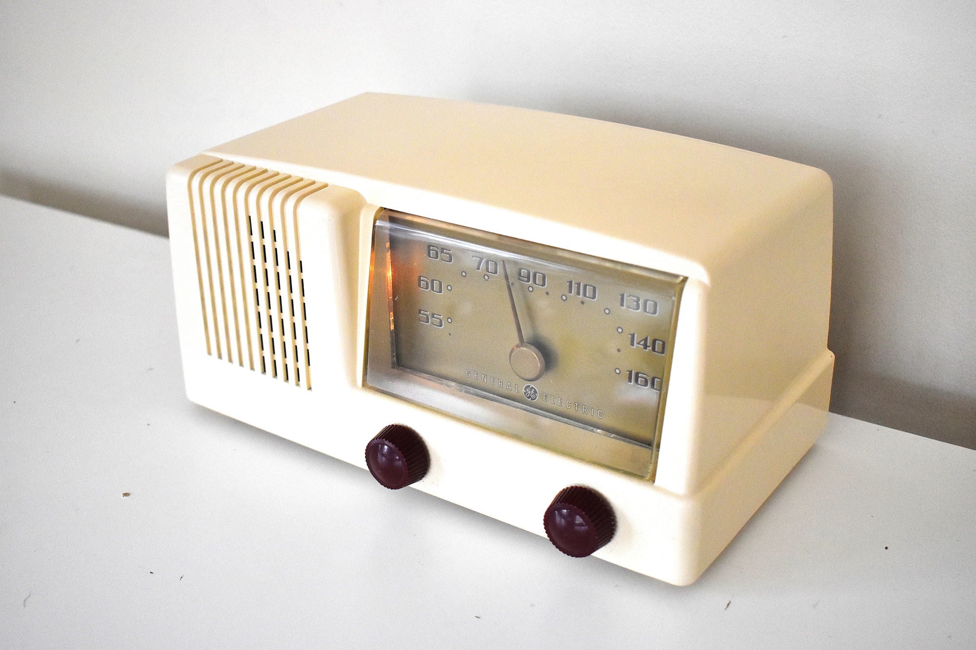 Bluetooth Ready To Go - Creme Ivory 1949 General Electric Model 124 Vacuum Tube Radio Sounds and Looks Great!