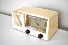 Charger l&#39;image dans la galerie, Bluetooth Ready To Go - Creme Ivory 1949 General Electric Model 124 Vacuum Tube Radio Sounds and Looks Great!