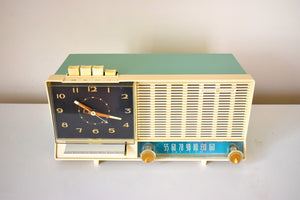 アクアマリン ターコイズとホワイト ミッドセンチュリー ヴィンテージ 1960年 ゼネラル・エレクトリック C-450A AM 真空管時計ラジオ プッシュボタン 大流行中！
