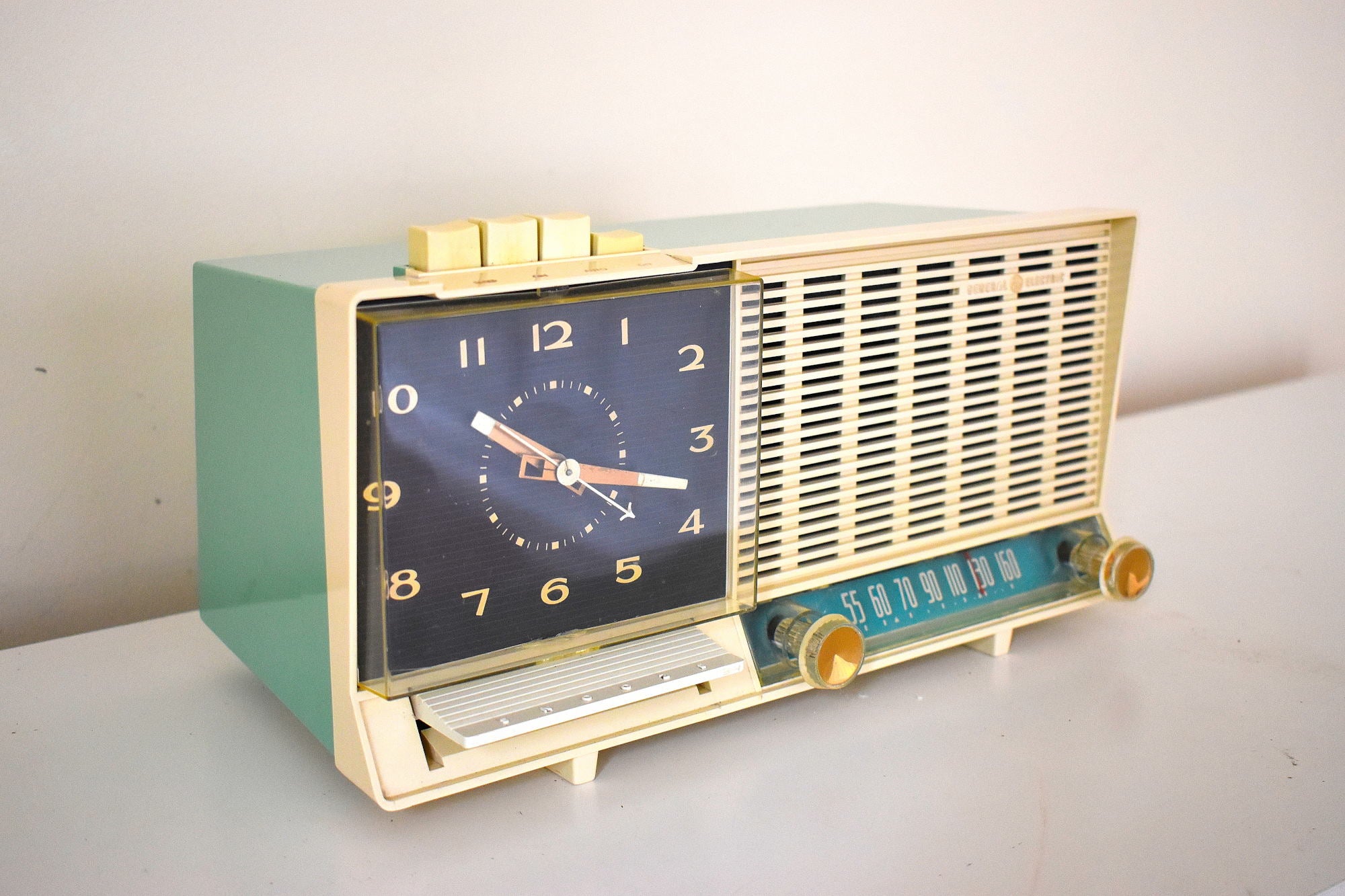 アクアマリン ターコイズとホワイト ミッドセンチュリー ヴィンテージ 1960年 ゼネラル・エレクトリック C-450A AM 真空管時計ラジオ プッシュボタン 大流行中！