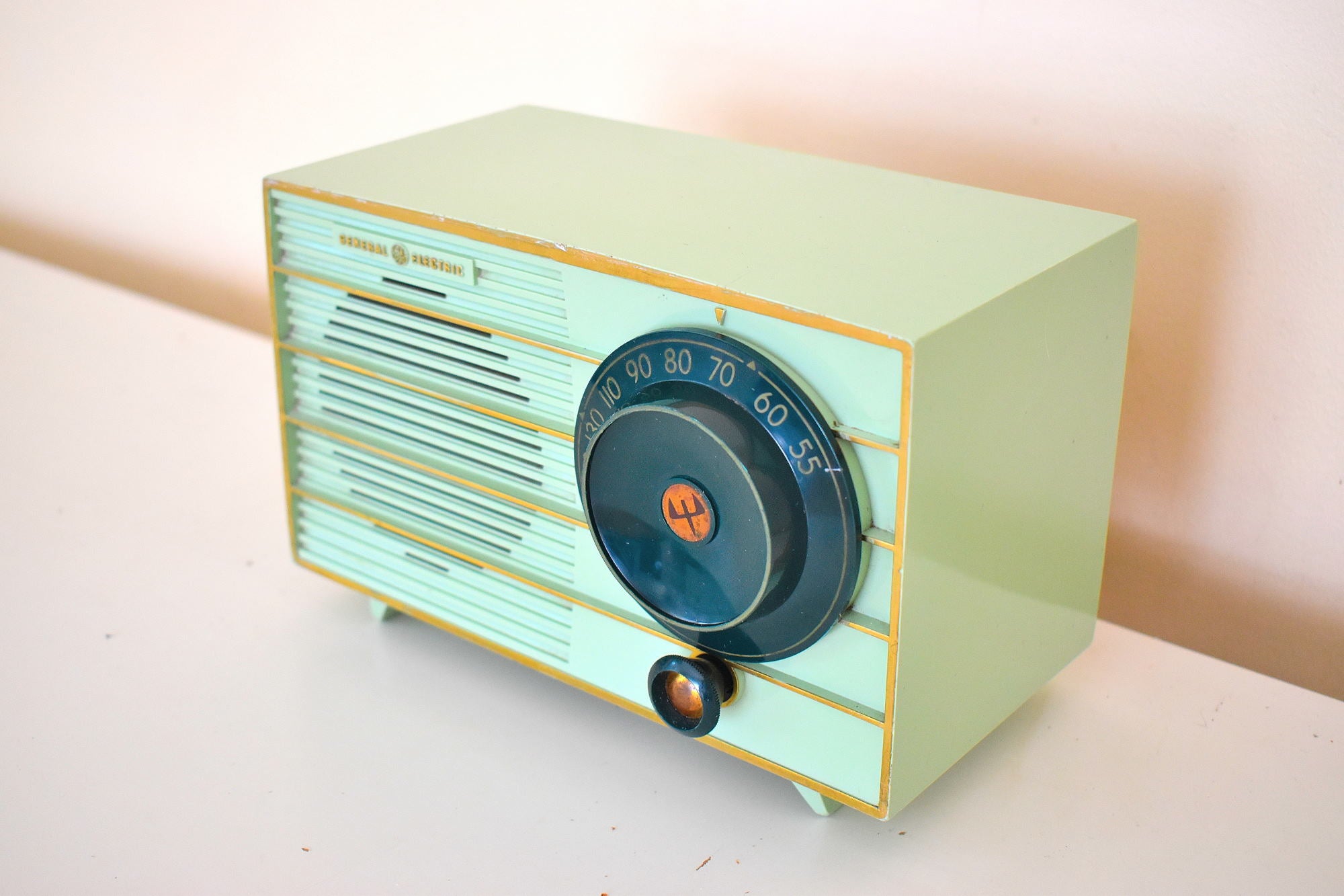ピスタチオ グリーン 1955 ゼネラル エレクトリック モデル 457S AM 真空管ラジオ 希少カラー！いいね！